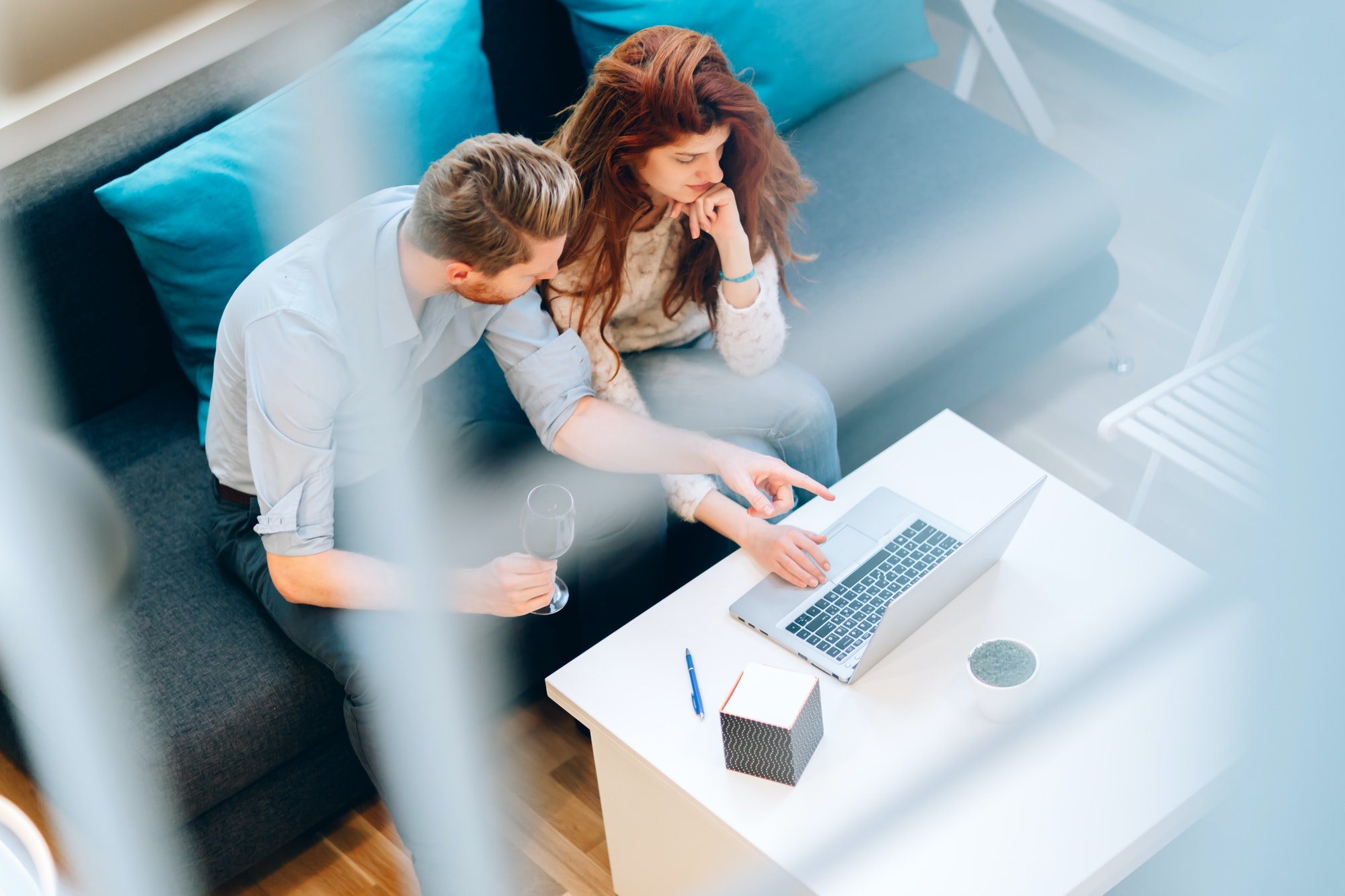 Trabajos 15 Couple browsing web together in living room